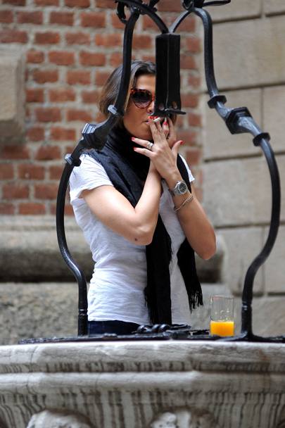 Qui Cecilia Capriotti ne approfitta di una pausa del pranzo per fumare una sigaretta...(Olycom)